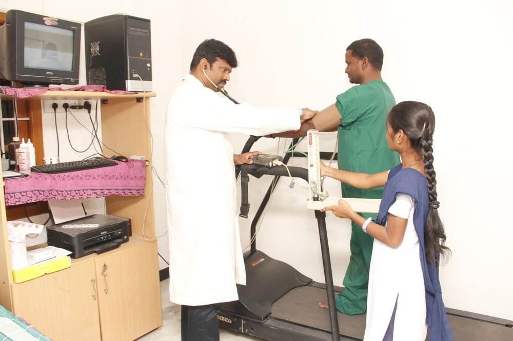 Doctor and staff conducting a TMT treadmill stress test
